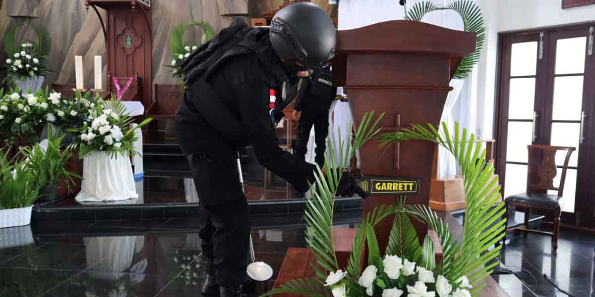 tim-jibom-brimob-sterilisasi-gereja-jelang-ibadah-paskah-di-timika